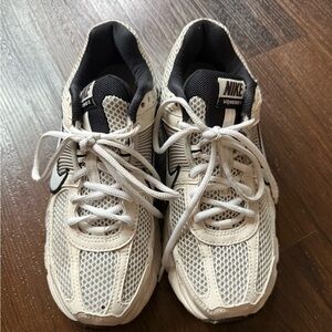Nike Women‘s Zoom Vomero 5